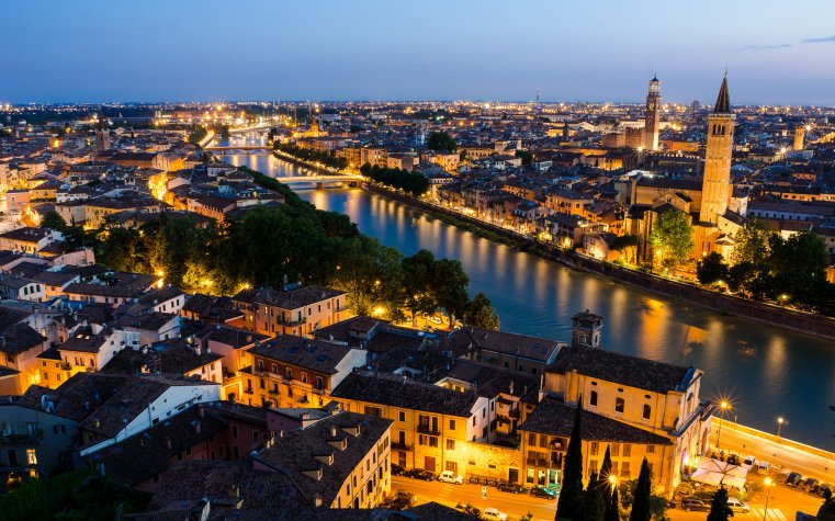 Verona, la sera di un nuovo debutto